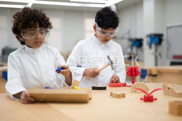 مجموعه من الطلاب العرب السعوديون الخليجيون في بيئه مدرسيه تعليميه متطوره داخل الفصل, نظام التعليم المنتسوري, التعليم الذكي، عالم جديد من التعليم, تعزيز العلوم والإبتكارات, تنمية المهارات ، المدارس المبتكره, جودة التعليم, مدارس أكاديميه في السعوديه