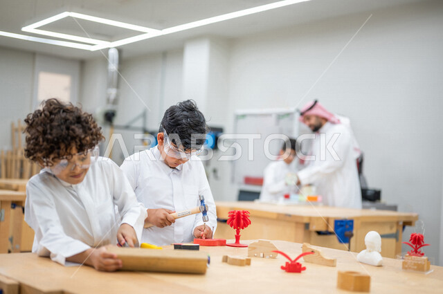مجموعه من الطلاب العرب السعوديون الخليجيون في بيئه مدرسيه تعليميه متطوره داخل الفصل, نظام التعليم المنتسوري, التعليم الذكي، عالم جديد من التعليم, تعزيز العلوم والإبتكارات, تنمية المهارات ، المدارس المبتكره, جودة التعليم, مدارس أكاديميه في السعوديه