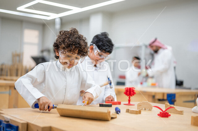 مجموعه من الطلاب العرب السعوديون الخليجيون في بيئه مدرسيه تعليميه متطوره داخل الفصل, نظام التعليم المنتسوري, التعليم الذكي، عالم جديد من التعليم, تعزيز العلوم والإبتكارات, تنمية المهارات ، المدارس المبتكره, جودة التعليم, مدارس أكاديميه في السعوديه