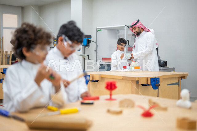 مجموعه من الطلاب العرب السعوديون الخليجيون في بيئه مدرسيه تعليميه متطوره داخل الفصل, نظام التعليم المنتسوري, التعليم الذكي، عالم جديد من التعليم, تعزيز العلوم والإبتكارات, تنمية المهارات ، المدارس المبتكره, جودة التعليم, مدارس أكاديميه في السعوديه