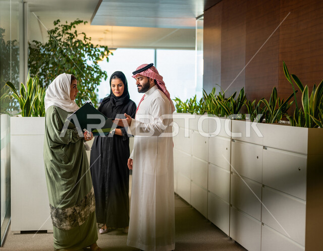 فريق عمل سعودي داخل مقر الشركة، إجتماع رجل وسيدات أعمال، متابعة ومناقشة الأعمال، مهن و وظائف سعودية، شركة سعودية، زملاء عمل، الحوارات والنقاشات، بيئة العمل، دردشة عمل، تحقيق وتطوير الأهداف