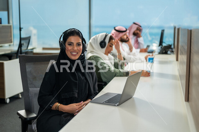 فريق عمل سعودي في مقر الشركة، العمل في مجال خدمة العملاء، استعلامات واستفسارات، الإجابة على اسئلة العملاء، إجراء اتصال من خلال جهاز الحاسوب المحمول، عقد اجتماع عمل عبر الانترنت، الدعم الفني، جلسة عمل، زملاء عمل، بيئة العمل