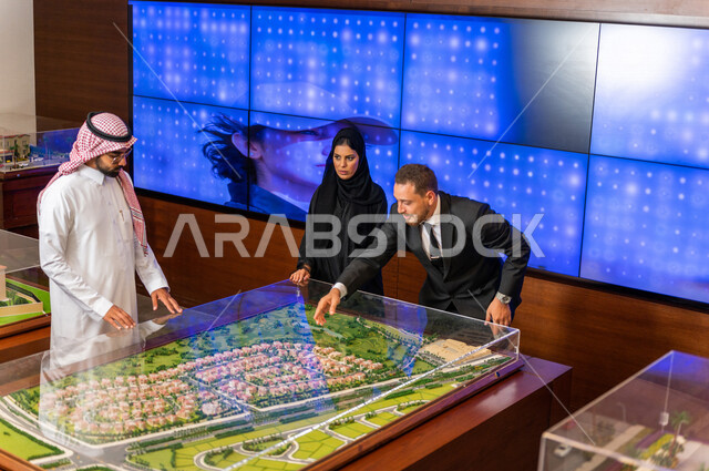 مجموعة من المصممين والمهندسين المعماريين المحترفين في غرفة الإجتماعات داخل مقر الشركة، نموذج بناء هندسي جديد لمشروع التخطيط العمراني، مهن ووظائف سعودية، شركة سعودية، الشراكة والتعاون، الحوارات والنقاشات، بيئة العمل، زملاء عمل