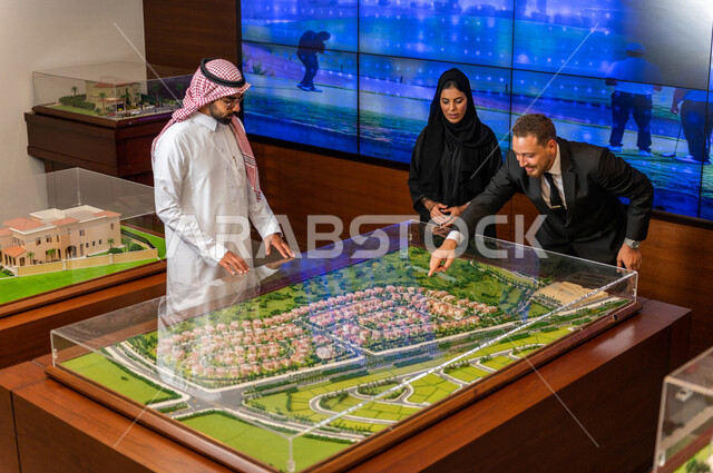 مجموعة من المصممين والمهندسين المعماريين المحترفين في غرفة الإجتماعات داخل مقر الشركة، نموذج بناء هندسي جديد لمشروع التخطيط العمراني، مهن ووظائف سعودية، شركة سعودية، الشراكة والتعاون، الحوارات والنقاشات، بيئة العمل، زملاء عمل