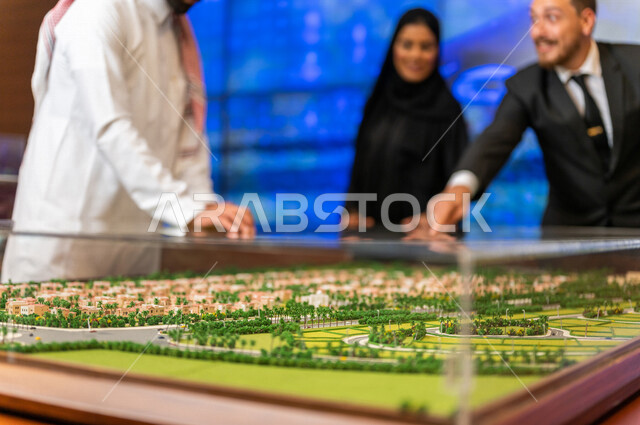 مجموعة من المصممين والمهندسين المعماريين المحترفين في غرفة الإجتماعات داخل مقر الشركة، نموذج بناء هندسي جديد لمشروع التخطيط العمراني، مهن ووظائف سعودية، شركة سعودية، الشراكة والتعاون، الحوارات والنقاشات، بيئة العمل، زملاء عمل