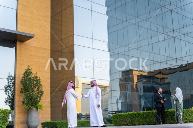 موظفين عرب سعوديين خليجيين خارج مبنى الشركة ، إنتهاء الساعات الرسمية للدوام ، خروج الموظفين ، مهن و وظائف سعودية ، مقر شركة سعودية ، زملاء عمل ، الحوارات والنقاشات خارج مبنى الشركة