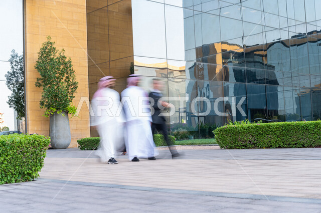 صورة ضبابية لحركة موظفين عرب سعوديين خليجيين خارج مبنى الشركة ، إنتهاء الساعات الرسمية للدوام ، خروج الموظفين ، مهن و وظائف سعودية ، مقر شركة سعودية ، زملاء عمل ، الحوارات والنقاشات خارج مبنى الشركة ، رجال أعمال