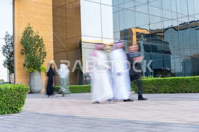 صورة ضبابية لحركة موظفين عرب سعوديين خليجيين خارج مبنى الشركة ، إنتهاء الساعات الرسمية للدوام ، خروج الموظفين ، مهن و وظائف سعودية ، مقر شركة سعودية ، زملاء عمل ، الحوارات والنقاشات ، جولة خارج مبنى الشركة