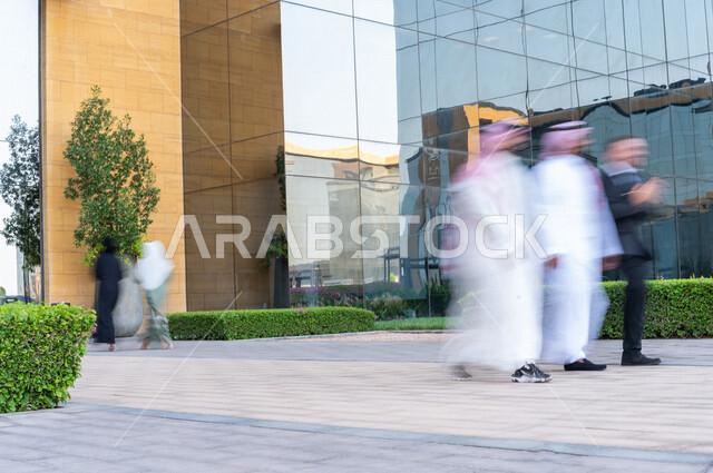 صورة ضبابية لحركة موظفين عرب سعوديين خليجيين خارج مبنى الشركة ، إنتهاء الساعات الرسمية للدوام ، خروج الموظفين ، مهن و وظائف سعودية ، مقر شركة سعودية ، زملاء عمل ، الحوارات والنقاشات ، جولة خارج مبنى الشركة