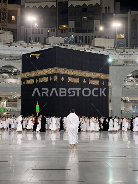 حجاج بيت الله الحرام في الحرم المكي في مكة المكرمة ، ساحة الحرم المكي الشريف ، الطواف حول الكعبه ، أداء فريضة الحج ، العبادة و التقرب الى الله ، معالم دينية اسلامية في السعودية