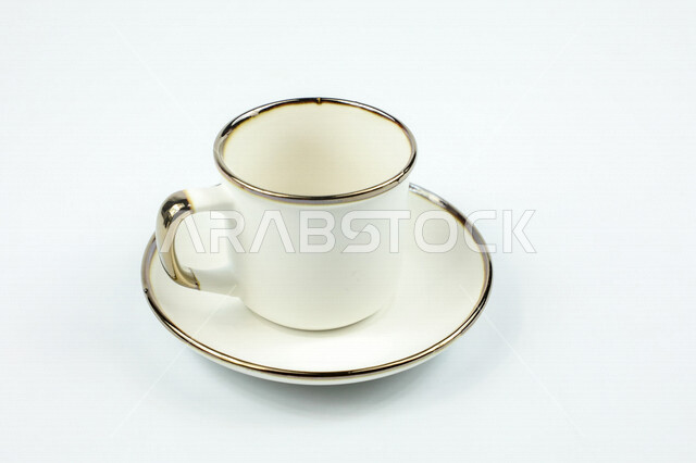 صورة مقربة لكوب ابيض اللون، فنجان ابيض فارغ، طبق صغير، كوب زجاجي، خلفية بيضاء