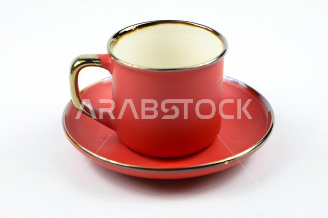 صورة مقربة لكوب احمر اللون، فنجان احمر فارغ، طبق صغير، كوب زجاجي على طبق زجاجي، خلفية بيضاء