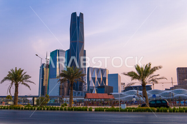 ابراج مركز الملك عبد الله المالي (كافد) في الرياض بالمملكة العربية السعودية، الطرق والشوارع، الأشجار والنباتات الخضراء، الفن الهندسي المعماري، ابراج اقتصادية، الابراج وناطحات السحاب، معالم الرياض، السياحة في السعودية
