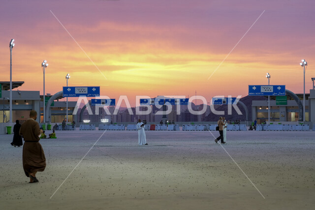 مجموعة من زوار بيت الله الحرام في منطقة رمي الجمرات بمكة المكرمة في المملكة العربية السعودية، جسر المشاة، رجم الجمرات، اداء مناسك الحج والعمرة، الوقوف عند مكان رمي الجمرات في مكة المكرمة، جسر الجمرات بمنى، اسلاميات وعبادة