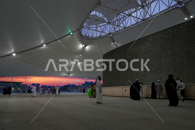 مجموعة من زوار بيت الله الحرام في منطقة رمي الجمرات بمكة المكرمة في المملكة العربية السعودية، جسر المشاة، رجم الجمرات، اداء مناسك الحج والعمرة، الوقوف عند مكان رمي الجمرات في مكة المكرمة، جسر الجمرات بمنى، اسلاميات وعبادة