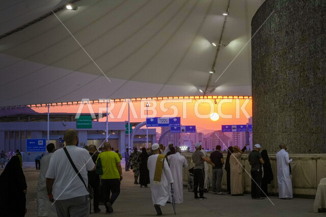 مجموعة من زوار بيت الله الحرام في منطقة رمي الجمرات بمكة المكرمة في المملكة العربية السعودية، جسر المشاة، رجم الجمرات، اداء مناسك الحج والعمرة، الوقوف عند مكان رمي الجمرات في مكة المكرمة، جسر الجمرات بمنى، اسلاميات وعبادة