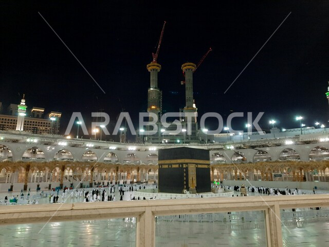 صورة للكعبة المشرفة في مكة المكرمة بالمملكة العربية السعودية ليلا، أداء مناسك الحج والعمرة، الطواف حول الكعبة المشرفة، العبادة والتقرب الى الله ، معالم دينية اسلامية في السعودية