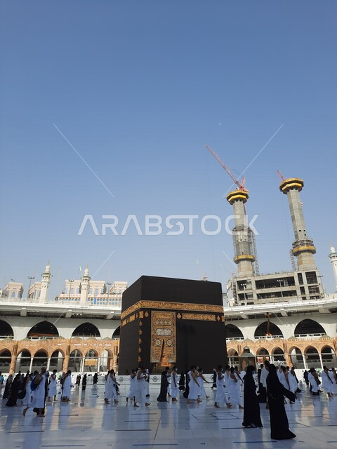 صورة للكعبة المشرفة في مكة المكرمة بالمملكة العربية السعودية، أداء مناسك الحج والعمرة، الطواف حول الكعبة المشرفة، العبادة والتقرب الى الله ، معالم دينية اسلامية في السعودية