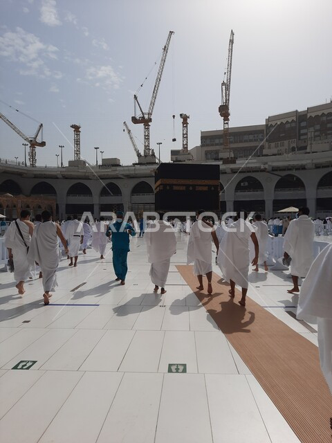 صورة للكعبة المشرفة في مكة المكرمة بالمملكة العربية السعودية، أداء مناسك الحج والعمرة، الطواف حول الكعبة المشرفة، العبادة والتقرب الى الله ، معالم دينية اسلامية في السعودية