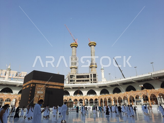 صورة للكعبة المشرفة في مكة المكرمة بالمملكة العربية السعودية، أداء مناسك الحج والعمرة، الطواف حول الكعبة المشرفة، العبادة والتقرب الى الله ، معالم دينية اسلامية في السعودية