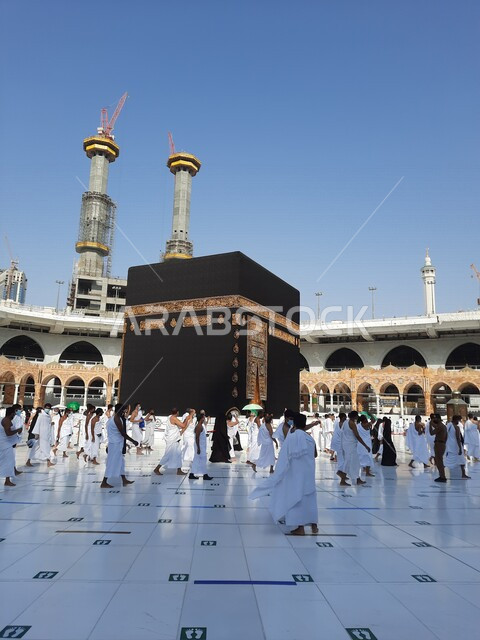 صورة للكعبة المشرفة في مكة المكرمة بالمملكة العربية السعودية، أداء مناسك الحج والعمرة، الطواف حول الكعبة المشرفة، العبادة والتقرب الى الله ، معالم دينية اسلامية في السعودية