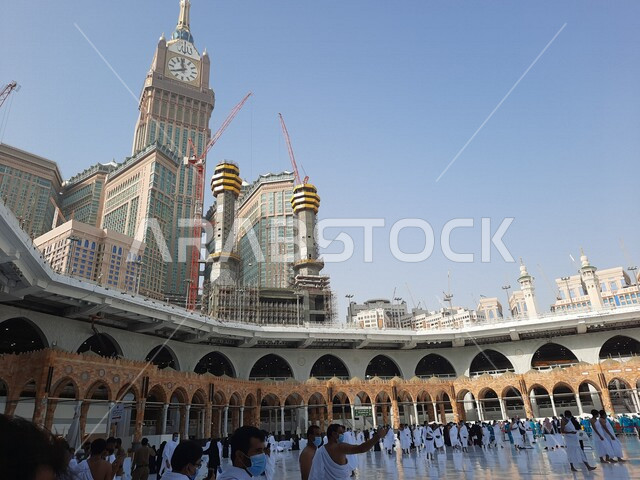 صورة ابداعية للحرم المكي، الكعبة المشرفة في مكة المكرمة بالمملكة العربية السعودية، أداء مناسك الحج والعمرة، الطواف حول الكعبة المشرفة، برج الساعة، العبادة والتقرب الى الله، معالم دينية اسلامية في السعودية