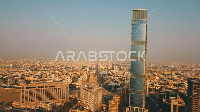 لقطة بطائرة بدون طيار لبرج الكورنيش في جدة بالمملكة العربية السعودية، الكورنيش الشمالي بجدة، ابراج وناطحات سحاب، معالم جدة المشهورة، جدة هيلتون، السياحة في جدة