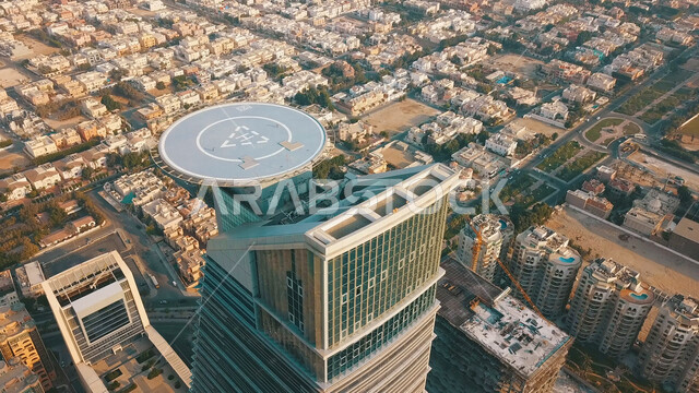 صورة من الاعلى لقاعدة الطيران فوق برج الكورنيش في جدة بالمملكة العربية السعودية، ابراج وناطحات سحاب، معالم جدة المشهورة، برج الكورنيش، جدة هيلتون، السياحة في جدة