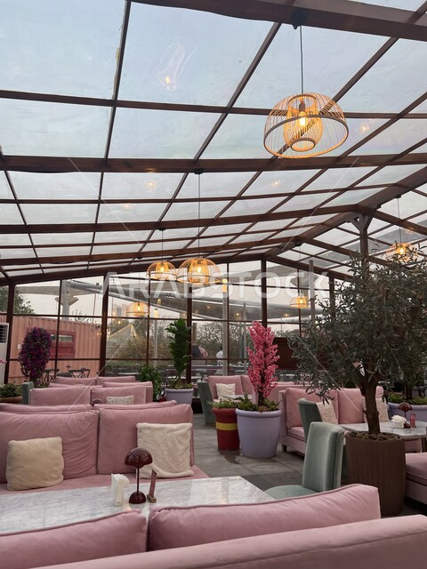 صورة من الداخل لأحد المطاعم الفاخرة، طاولات المطعم، جلسات رائعة وهادئة، جلسات داخلية بتصاميم راقية، تصاميم وديكورات مميزة، أماكن سياحية، كافيهات ومطاعم