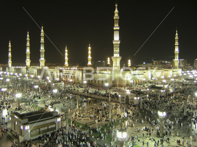 المسجد النبوي الشريف في المدينة المنورة بالمملكة العربية السعودية ليلا، العبادة والتقرب الى الله، الحرم النبوي الشريف، المسجد النبوي، المعالم الدينية في السعودية، اسلاميات وعبادة