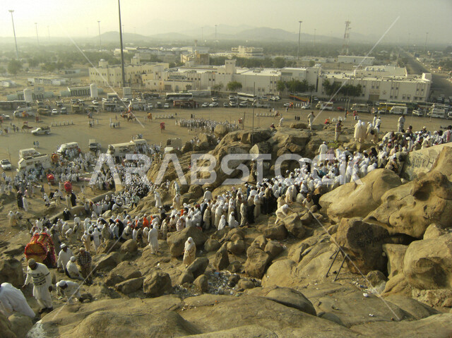 حجاج بيت الله الحرام، وقفة عرفة، جبل الرحمة (عرفة)، اداء مناسك الحج والعمرة، اداء فريضة الحج، العبادة والتقرب الى الله، موسم الحج، اسلاميات وعبادة