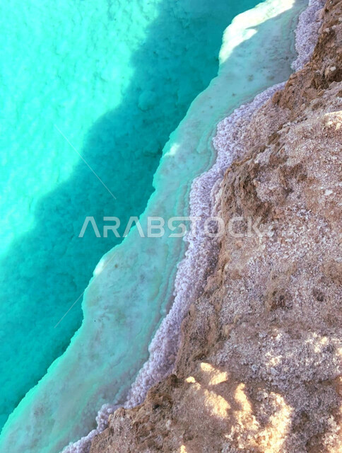 صورة من الأعلى لماء البحر، ماء ازرق شفاف، شاطئ صخري، مناظر طبيعية خلابة، اماكن سياحية ترفيهية، خلفية الطبيعة