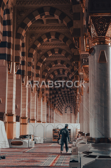 صورة للمصلين داخل المسجد النبوي في المدينة المنورة بالمملكة العربية السعودية، الزخرفه الإسلامي، التصميم الداخلي للمسجد النبوي الشريف، الفن الهندسي المعماري، اداء الصلاة، العبادة والتقرب الى الله، معالم اسلامية 