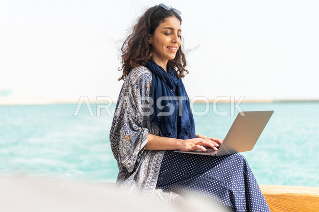 إمرأه عربيه سعوديه خليجيه على متن يخت, إستخدام جهاز الحاسوب المحمول, إدارة الأعمال عن بعد, التسوق الإلكتروني, التواصل الإجتماعي, متعة الإبحار في القوارب والسفن, جولات بحريه على كورنيش جده, رحلات بحريه في مارينا جده, عطله صيفيه, السياحه في السعوديه