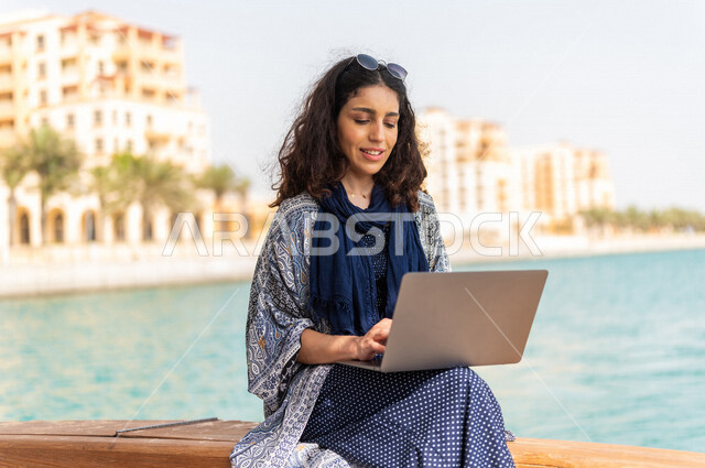 إمرأه عربيه سعوديه خليجيه على متن يخت, إستخدام جهاز الحاسوب المحمول, إدارة الأعمال عن بعد, التسوق الإلكتروني, التواصل الإجتماعي, متعة الإبحار في القوارب والسفن, جولات بحريه على كورنيش جده, رحلات بحريه في مارينا جده, عطله صيفيه, السياحه في السعوديه