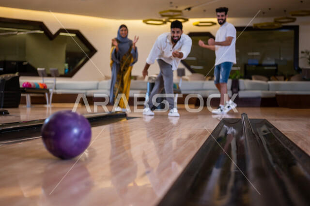 مجموعة من الاصدقاء العرب الخليجيون السعوديون يمارسون لعبه الولينج، مضمار البولينج، انشطه ترفيهيه رياضية، كره البولينج الترفيهية، انشطه ورياضات شبابية، منافسات وتحديات، فريق من الاصدقاء في ملعب البولينج
