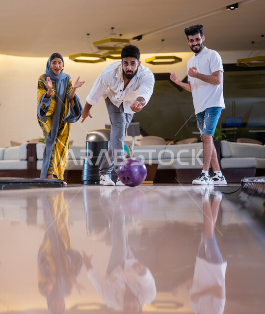 مجموعة من الاصدقاء العرب الخليجيون السعوديون يمارسون لعبه الولينج، مضمار البولينج، انشطه ترفيهيه رياضية، كره البولينج الترفيهية، انشطه ورياضات شبابية، منافسات وتحديات، فريق من الاصدقاء في ملعب البولينج