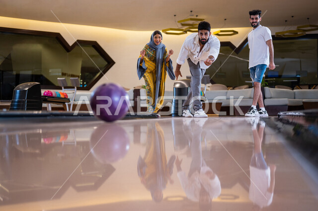 مجموعة من الاصدقاء العرب الخليجيون السعوديون يمارسون لعبه الولينج، مضمار البولينج، انشطه ترفيهيه رياضية، كره البولينج الترفيهية، انشطه ورياضات شبابية، منافسات وتحديات، فريق من الاصدقاء في ملعب البولينج