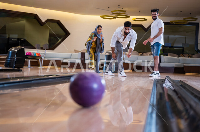 مجموعة من الاصدقاء العرب الخليجيون السعوديون يمارسون لعبه الولينج، مضمار البولينج، انشطه ترفيهيه رياضية، كره البولينج الترفيهية، انشطه ورياضات شبابية، منافسات وتحديات، فريق من الاصدقاء في ملعب البولينج