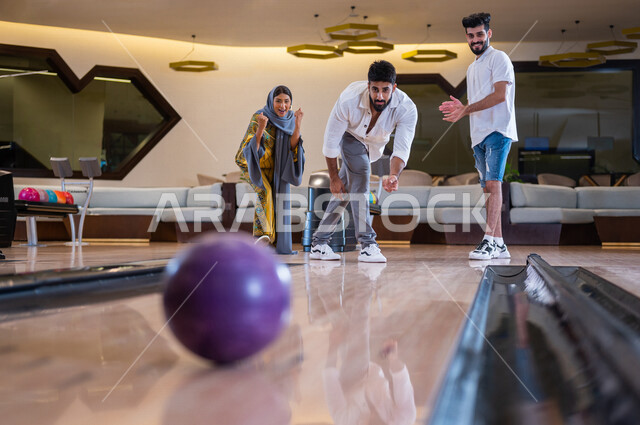 مجموعة من الاصدقاء العرب الخليجيون السعوديون يمارسون لعبه الولينج، مضمار البولينج، انشطه ترفيهيه رياضية، كره البولينج الترفيهية، انشطه ورياضات شبابية، منافسات وتحديات، فريق من الاصدقاء في ملعب البولينج