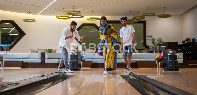 مجموعة من الاصدقاء العرب الخليجيون السعوديون يمارسون لعبه الولينج، مضمار البولينج، شابة تستعد لرمي كرة البولينج، انشطه ترفيهيه رياضية، كره البولينج الترفيهية، انشطه ورياضات شبابية، منافسات وتحديات، فريق من الاصدقاء في ملعب البولينج