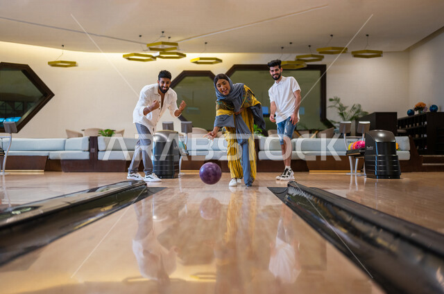 مجموعة من الاصدقاء العرب الخليجيون السعوديون يمارسون لعبه الولينج، مضمار البولينج، انشطه ترفيهيه رياضية، كره البولينج الترفيهية، انشطه ورياضات شبابية، منافسات وتحديات، فريق من الاصدقاء في ملعب البولينج