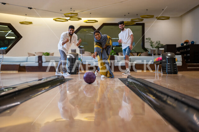 مجموعة من الاصدقاء العرب الخليجيون السعوديون يمارسون لعبه الولينج، مضمار البولينج، انشطه ترفيهيه رياضية، كره البولينج الترفيهية، انشطه ورياضات شبابية، منافسات وتحديات، فريق من الاصدقاء في ملعب البولينج