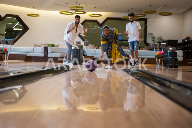 مجموعة من الاصدقاء العرب الخليجيون السعوديون يمارسون لعبه الولينج، مضمار البولينج، انشطه ترفيهيه رياضية، كره البولينج الترفيهية، انشطه ورياضات شبابية، منافسات وتحديات، فريق من الاصدقاء في ملعب البولينج