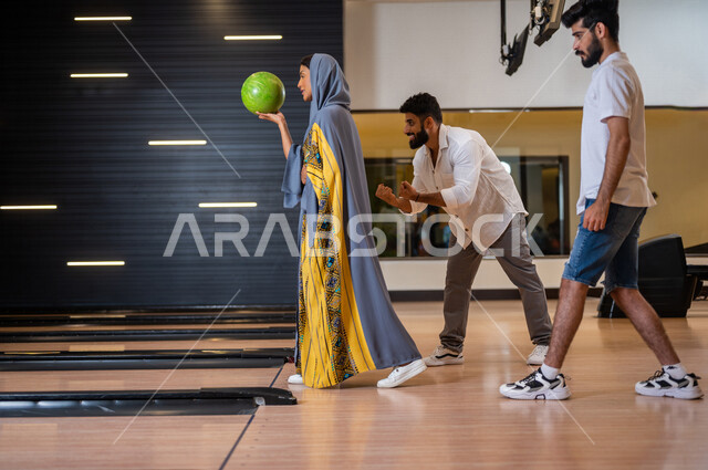 مجموعة من الاصدقاء العرب الخليجيون السعوديون يمارسون لعبه الولينج، مضمار البولينج، شابة تستعد لرمي كرة البولينج، انشطه ترفيهيه رياضية، كره البولينج الترفيهية، انشطه ورياضات شبابية، منافسات وتحديات، فريق من الاصدقاء في ملعب البولينج