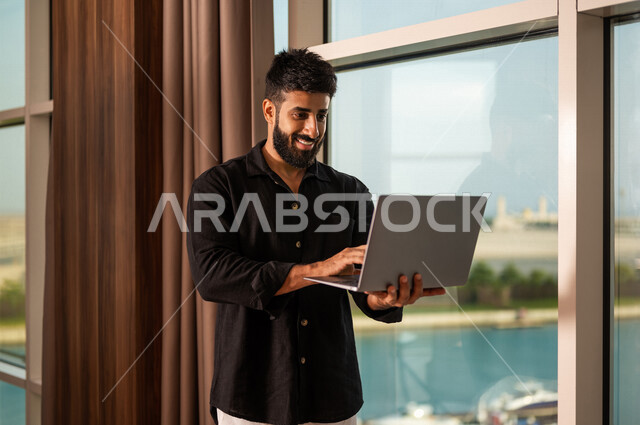 شاب عربي خليجي سعودي يرتدي زي كاجوال صيفي، اجراء مكالمة فيديو ، بث فيديو مباشر، دردشة وتواصل، عطلة صيفية ، التعارف و التواصل الاجتماعي ، صداقات عبر الانترنت ، التواصل مع العملاء