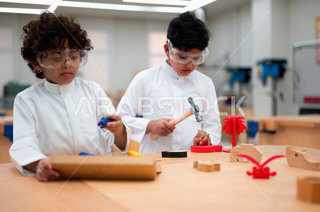 مجموعه من الطلاب العرب السعوديون الخليجيون في بيئه مدرسيه تعليميه متطوره داخل الفصل, نظام التعليم المنتسوري, التعليم الذكي، عالم جديد من التعليم, تعزيز العلوم والإبتكارات, تنمية المهارات ، المدارس المبتكره, جودة التعليم, مدارس أكاديميه في السعوديه