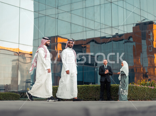 موظفين عرب سعوديين خليجيين خارج مبنى الشركة ، إنتهاء الساعات الرسمية للدوام ، خروج الموظفين ، مهن و وظائف سعودية ، مقر شركة سعودية ، زملاء عمل ، الحوارات والنقاشات خارج مبنى الشركة