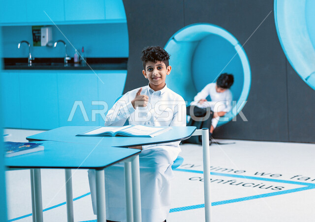 مجموعه من الطلاب العرب السعوديون الخليجيون في بيئه مدرسيه تعليميه متطوره, نظام التعليم المنتسوري, التعليم الذكي، فصل تعليمي بتقنيات متطوره, تعزيز العلوم والإبتكارات, تنمية المهارات ، المدارس المبتكره, جودة التعليم, مدارس أكاديميه في السعوديه