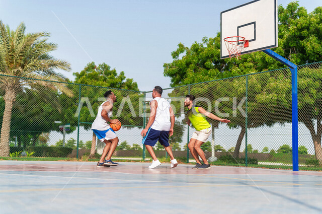 فريق من الاصدقاء العرب الخليجيين السعوديين يلعبون كرة السلة، ممارسة كرة السلة في الملاعب العامة، اندية و تشجيع، انشطه ترفيهيه رياضية، انشطة ورياضات شبابية، منافسات وتحديات، نشاط بدني